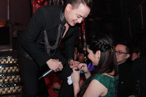 Đó không phải lần duy nhất Cao Thái Sơn được fan tặng quà giá trị “khủng”. Năm 2014, giọng ca Con đường mưa từng được tặng một chiếc motor địa hình Outlander 800R X MR của hãng Can-Am. Chiếc xe này có giá khoảng 12.000 USD (260 triệu đồng). Nó có khả năng di chuyển trên các đồi cát hoặc những địa hình khó. Cũng trong năm này, khi hát tại quán bar ở Hà Nội, một fan nữ thể hiện tình cảm với Cao Thái Sơn bằng cách trao cho anh chiếc nhẫn trị giá nghìn đô.