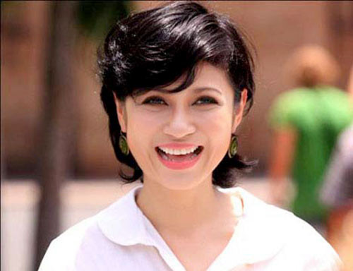 Việt Trinh cho biết, khán giả yêu thương cô đến mức cho vàng không đếm xuể: “Có chị khán giả, ôm hôn tôi thắm thiết rồi sẵn sàng tháo lắc tay đang đeo trao tặng, tôi từ chối nhưng chị bảo nhà chị làm tiệm vàng. Có người đeo bông tai cũng không do dự tháo ra tặng tôi. Trên người có gì khán giả tháo ra tặng tôi hết. Những món quà đó tôi không đeo nhưng cũng không bán mà giữ làm kỷ niệm”. Việt Trinh cảm nhận khán giả dành cho cô tình cảm rất mạnh mẽ, cuồng nhiệt. Họ luôn yêu thương nghệ sĩ, thậm chí đến từng khuyết điểm, giữ tình cảm bền chặt, gắn bó. Ngược lại, khán giả ngày nay dễ quay lưng với nghệ sĩ, vội vàng đánh giá chỉ qua những động thái nhỏ nhặt.