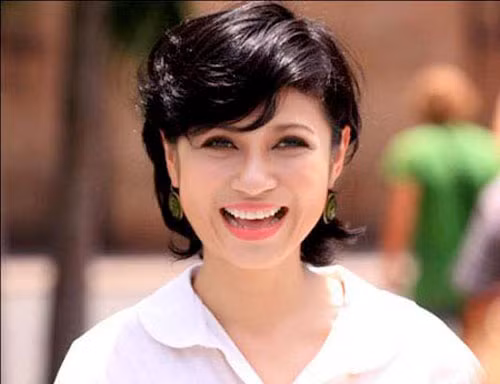 Việt Trinh cho biết, khán giả yêu thương cô đến mức cho vàng không đếm xuể: “Có chị khán giả, ôm hôn tôi thắm thiết rồi sẵn sàng tháo lắc tay đang đeo trao tặng, tôi từ chối nhưng chị bảo nhà chị làm tiệm vàng. Có người đeo bông tai cũng không do dự tháo ra tặng tôi. Trên người có gì khán giả tháo ra tặng tôi hết. Những món quà đó tôi không đeo nhưng cũng không bán mà giữ làm kỷ niệm”. Việt Trinh cảm nhận khán giả dành cho cô tình cảm rất mạnh mẽ, cuồng nhiệt. Họ luôn yêu thương nghệ sĩ, thậm chí đến từng khuyết điểm, giữ tình cảm bền chặt, gắn bó. Ngược lại, khán giả ngày nay dễ quay lưng với nghệ sĩ, vội vàng đánh giá chỉ qua những động thái nhỏ nhặt.