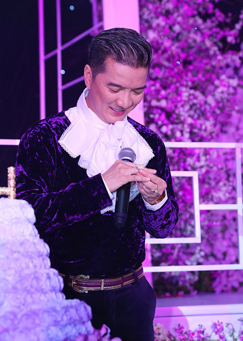 Vào sinh nhật lần thứ 44, trong dạ tiệc sinh nhật tím của mình, nhiều người bạn của “Ông hoàng nhạc Việt” đã chuẩn bị chiếc bánh sinh nhật đặc biệt tặng cho anh. Một người bạn giấu tên đã bất ngờ tặng nam ca sĩ chiếc nhẫn kim cương.