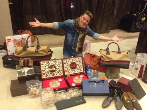 Bên cạnh những món quà xa xỉ, Đàm Vĩnh Hưng còn được khán giả tặng tiền mặt. Năm 2014, trong một show diễn tại quán bar ở Hải Phòng, một đại gia rút nguyên cọc tiền tặng cho ông hoàng nhạc Việt ngay trên sân khấu. Những khán giả có mặt dự đoán tổng giá trị cọc tiền là 50 triệu đồng. Tuy nhiên, chia sẻ với báo chí, Đàm Vĩnh Hưng cho biết, số tiền anh nhận được là 10 triệu đồng. Anh cũng cho hay đã dùng số tiền này tặng lại ban nhạc và bảo vệ tại đây.