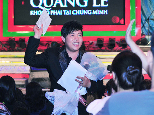 Quang Lê Ca sĩ Quang Lê cũng là người rất được lòng khán giả. Không ít lần trong các chương trình biểu diễn, Quang Lê thường xuyên nhận được những phong bì tiền từ người hâm mộ với số tiền không hề nhỏ. Nam ca sĩ cho biết có lần trong chuyến đi diễn ở Hải Phòng, anh được một khán giả nhét vào túi số tiền lên đến 20 triệu đồng. Lần khác, khi đang biểu diễn tại phòng trà ở TP HCM, Quang Lê nhận 1.000 USD từ một người mến mộ. Ở những chuyến lưu diễn tại các tỉnh sau này, nam ca sĩ thường xuyên được khán giả trao cho phong bì đựng tiền ngay trên sân khấu. Trong một bài phỏng vấn, Quang Lê chia sẻ, toàn bộ số tiền nhận được từ khán giả đều được anh dùng để làm từ thiện như xây nhà tình thương, trao quà cho các hộ nghèo.