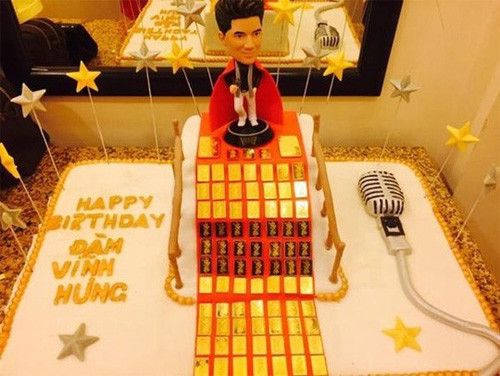 Với cách nói chuyện khéo léo, hài hước cùng giọng hát lay động lòng người, Mr Đàm rất được lòng các fan. Nam ca sĩ được nhiều khán giả không tiếc tiền tặng anh các món quà trị giá hàng chục đến hàng trăm triệu đồng mỗi dịp sinh nhật. Đàm Vĩnh Hưng từng chia sẻ trên trang cá nhân ảnh chụp “núi” quà tặng toàn túi xách, giày dép… hàng hiệu được mọi người gửi đến nhân dịp sinh nhật lần thứ 43.