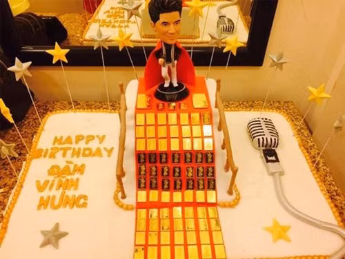 Với cách nói chuyện khéo léo, hài hước cùng giọng hát lay động lòng người, Mr Đàm rất được lòng các fan. Nam ca sĩ được nhiều khán giả không tiếc tiền tặng anh các món quà trị giá hàng chục đến hàng trăm triệu đồng mỗi dịp sinh nhật. Đàm Vĩnh Hưng từng chia sẻ trên trang cá nhân ảnh chụp “núi” quà tặng toàn túi xách, giày dép… hàng hiệu được mọi người gửi đến nhân dịp sinh nhật lần thứ 43.