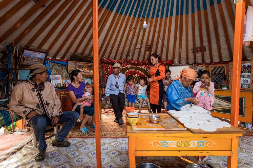 Begzsuren Nyangaa, 68 tuổi, nhớ lại năm ông 17, 18 tuổi. Đó là lúc các thảo nguyên Mông Cổ vẫn nhận được nhiều mưa, cỏ mọc tươi tốt, người du mục thậm chí có thể trồng cỏ vào mùa thu. Hiện nay, các thảo nguyên ngày càng giống sa mạc. Tuy nhiên, khác với Altansukh Purev, Begzsuren Nyangaa và đại gia đình ông vẫn bám trụ thảo nguyên.