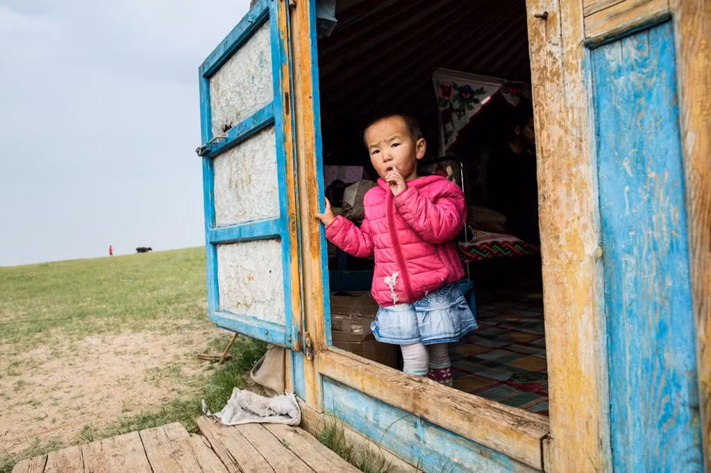 Một nguyên nhân khác kéo theo tình trạng di cư về thành phố là người dân muốn con cái mình được đi học thay vì rong ruổi trên đồng cỏ.