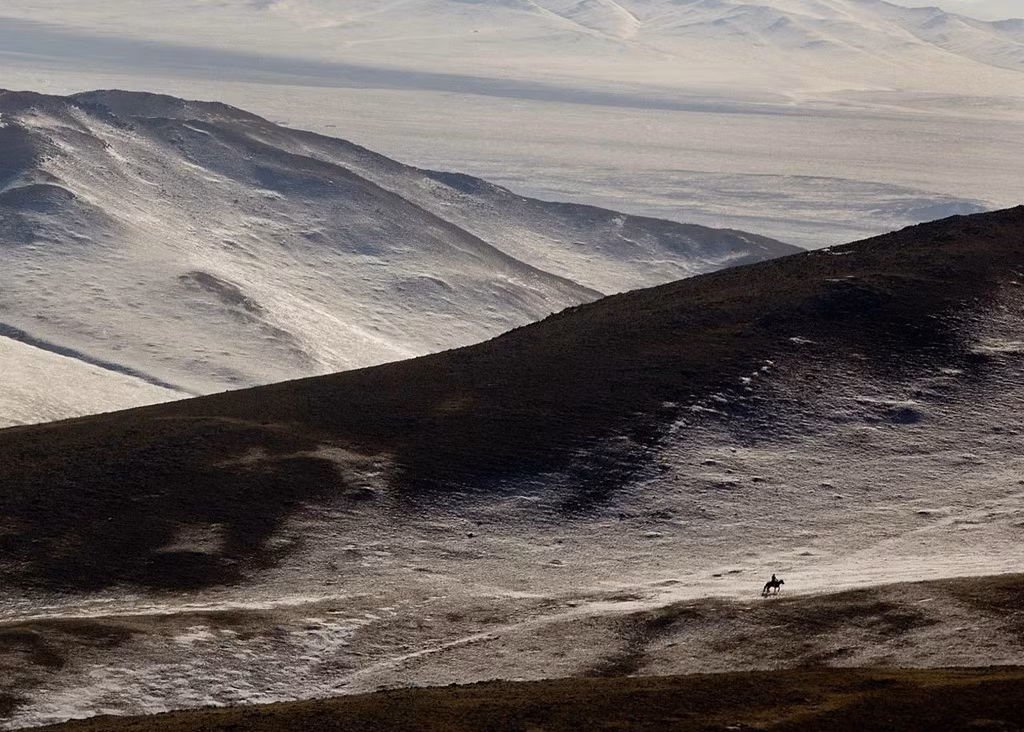 Trong 70 năm qua, nhiệt độ trung bình của Mông Cổ đã tăng 2,07 độ C, trong khi mức tăng trung bình của thế giới một thế kỷ qua chỉ là 0,85 độ C. Trước đây, Mông Cổ thường xuyên hứng chịu những đợt khí hậu đặc biệt khắc nghiệt gọi là Zud, với mùa đông lạnh và mùa hè khô bất thường. Nhiệt độ tăng làm những đợt Zud thêm trầm trọng.