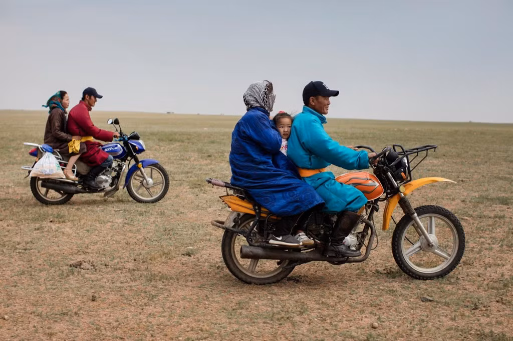 Quan trọng hơn, dưới sự kiểm soát của chính quyền, những người du mục buộc phải bám lấy thảo nguyên của mình, họ không được phép về thành phố sinh sống.