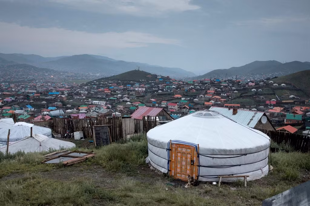 Với hàng nghìn người đã chuyển đến Ulaanbaatar trong những năm qua, cuộc sống của rất nhiều người trong số họ ở thủ đô vẫn là những khu trại không có hệ thống điện nước, xử lý rác thải hay lò sưởi. Để sưởi ấm trong mùa đông, cư dân ở đây phải đốt mọi thứ họ có thể. Việc này lại gây ô nhiễm cho chính họ và các khu vực dân cư xung quanh.