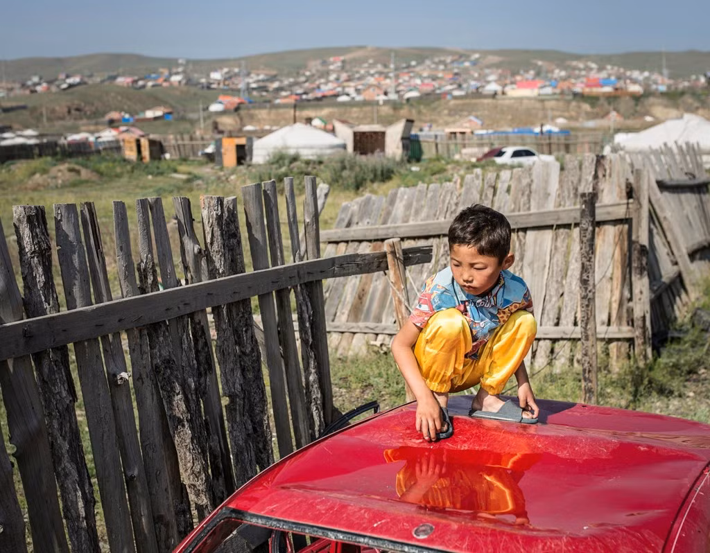 Không dễ cho những người sinh ra và lớn lên trên thảo nguyên thích nghi với cuộc sống thành phố. Trước đây, họ ăn thịt và uống sữa từ gia súc mình chăn thả, lấy da chúng dựng lều. Ở thành phố, mọi thứ đều phải mua, nhiều người không tìm được việc làm, trường học luôn quá tải học sinh. Cuối cùng, nếu khí hậu ngày càng khắc nghiệt, người dân không còn cách nào khác ngoài di cư về thành phố. Và thủ đô của Mông Cổ không tránh được cảnh quá tải nghiêm trọng hơn trong tương lai.
