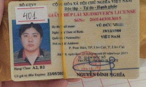 Giấy tờ thành viên trong băng lừa đảo để lại để tạo niềm tin với chủ tiệm cầm đồ.