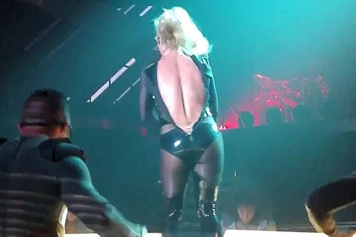 Britney Spears rach toac vay vi nhay qua sung tren san khau-Hinh-2