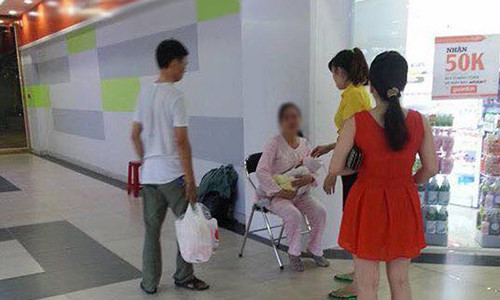 Chồng vũ phu đánh vợ đang cho con bú trong siêu thị ở TP.HCM.