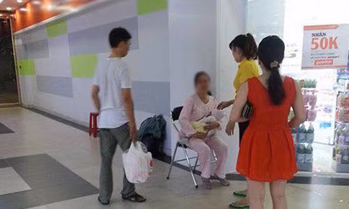 Chồng vũ phu đánh vợ đang cho con bú trong siêu thị ở TP.HCM.