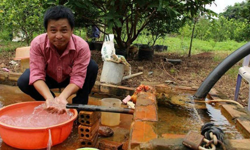Gieng nuoc tu phun quanh nam khong can bom o Dak Lak