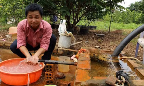 Gieng nuoc tu phun quanh nam khong can bom o Dak Lak