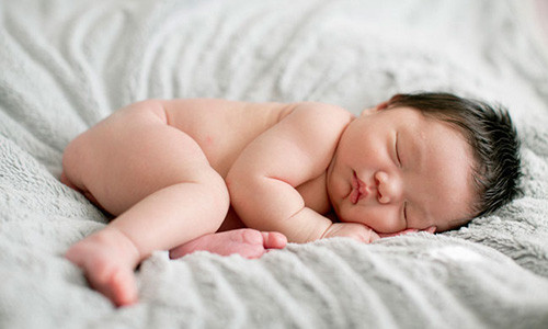 Sau sinh, khuôn mặt và hai mắt bé có thể bị phù nhẹ.