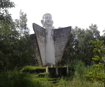 Bí ản nguòn góc buc tuong dau Phat tren qua bom