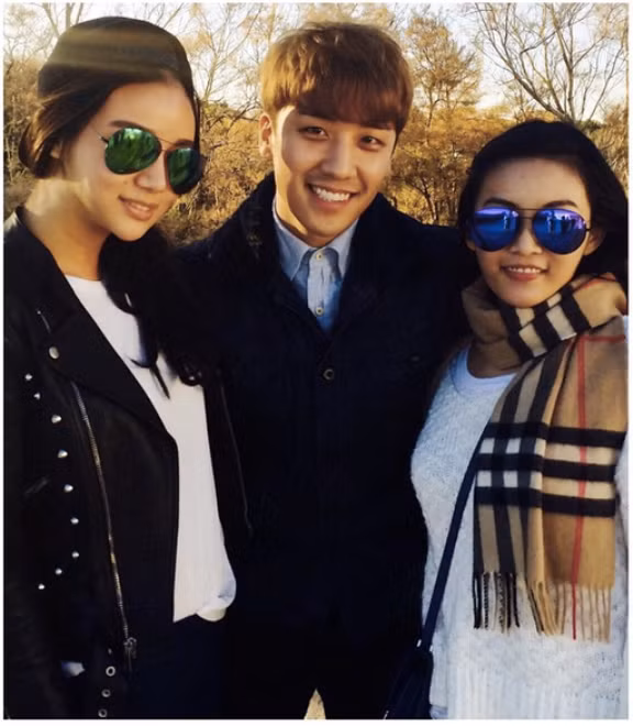 Kim có mạng lưới bạn bè rất rộng, hầu hết trong số đó là người nổi tiếng. Cô còn là fan ruột của nhóm nhạc đình đám Hàn Quốc - Bigbang. Đây là bức ảnh cô chụp cùng Seung Ri khi cùng anh xem đội bóng đá Tây Ban Nha - Valencia - của cha cô.