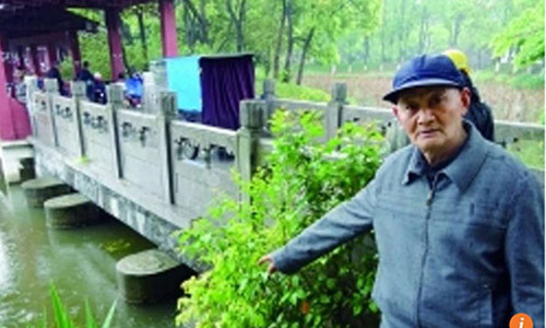 Hồ nước trong công viên nơi người mẹ ném con xuống sâu khoảng 1m.