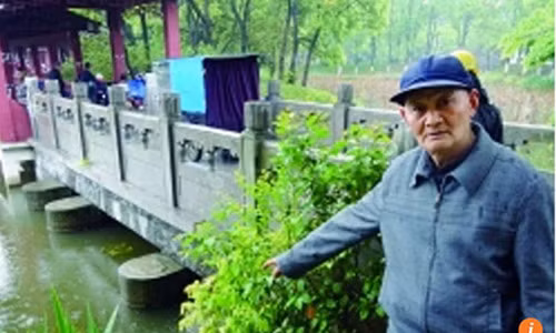 Hồ nước trong công viên nơi người mẹ ném con xuống sâu khoảng 1m.