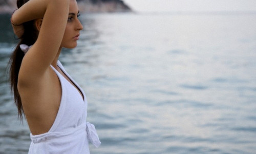 Đến tối, cô ấy đi dự sinh nhật bạn và khi trở về, tôi thấy ở chiếc váy trắng cô ấy mặc có vài vệt máu đỏ. Nhìn cảnh đó là đàn ông thú thực tôi thấy ghê ghê... Ảnh minh họa.