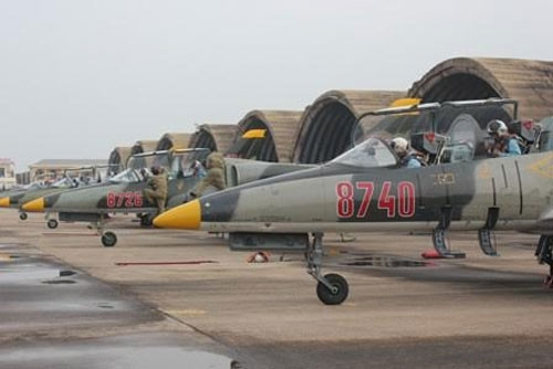 Phi công tiếp thu máy bay, kiểm tra các thông số kỹ thuật trước khi cất cánh.