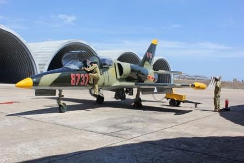 Mở máy kiểm tra tham số động cơ máy bay L39, trước ngày bay.