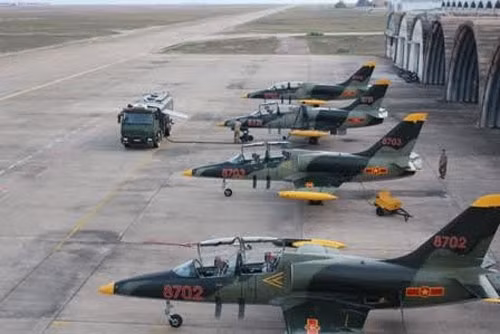 Nạp dầu sau mỗi chuyến bay.