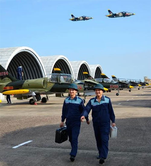 Nụ cười rạng rỡ của lính thợ. Những người góp phần quan trọng cho thành công của mỗi chuyến bay.