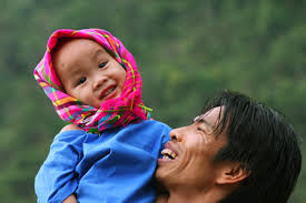 Cha nở nụ cười hạnh phúc khi thấy con lớn khôn từng ngày.