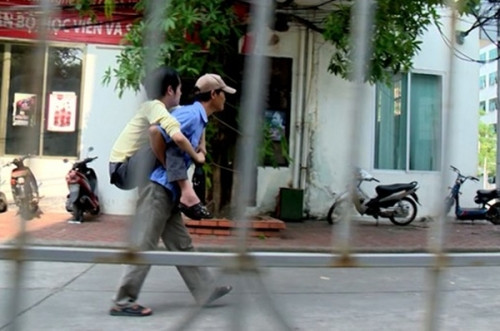Do con trai không may mắc phải căn bệnh teo cơ từ nhỏ không chạy chữa được, người cha đã cõng con trai trên lưng đi tới trường học chữ suốt gần 20 năm qua.