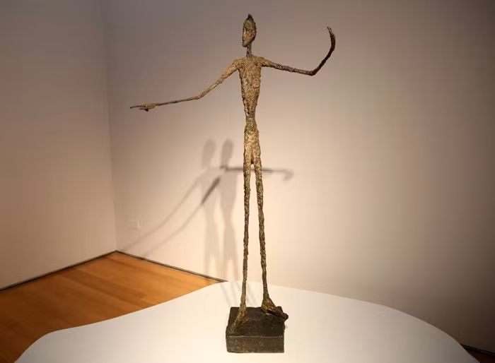 Bức tượng có tên ‘Pointing Man’ của họa sĩ Alberto Giacometti là một trong những món đồ xa xỉ khi được đem ra đấu giá ở mức 141 triệu USD. Bức điêu khắc được hoàn thành vào năm 1947 chỉ trong 9 giờ. Tuy nhiên món đồ siêu xa xỉ đem lại số tiền thì không hề nhỏ.