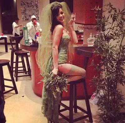 Một trong những bộ trang phục Halloween nổi tiếng là của Rihanna.