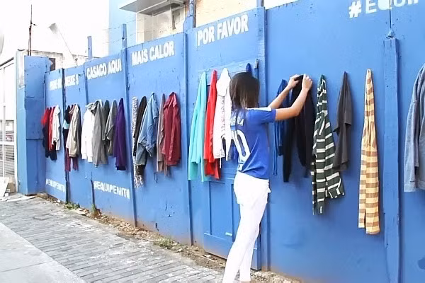 Một thị trấn ở Brazil cung cấp áo khoác cho những người vô gia cư.