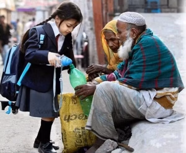 Cô bé chia sẻ nước cho những người vô gia cư. 