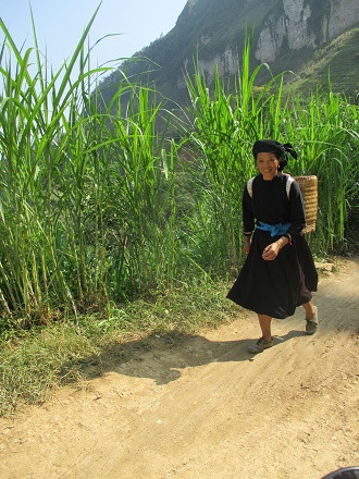 Theo chân những phụ nữ Tày mới từ chợ phiên Đồng Văn trở về, chúng tôi được dịp chiêm ngưỡng vẻ đẹp hết sức hoang vu và tự nhiên của núi rừng Thiên Hương.