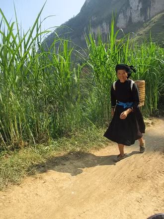 Theo chân những phụ nữ Tày mới từ chợ phiên Đồng Văn trở về, chúng tôi được dịp chiêm ngưỡng vẻ đẹp hết sức hoang vu và tự nhiên của núi rừng Thiên Hương.