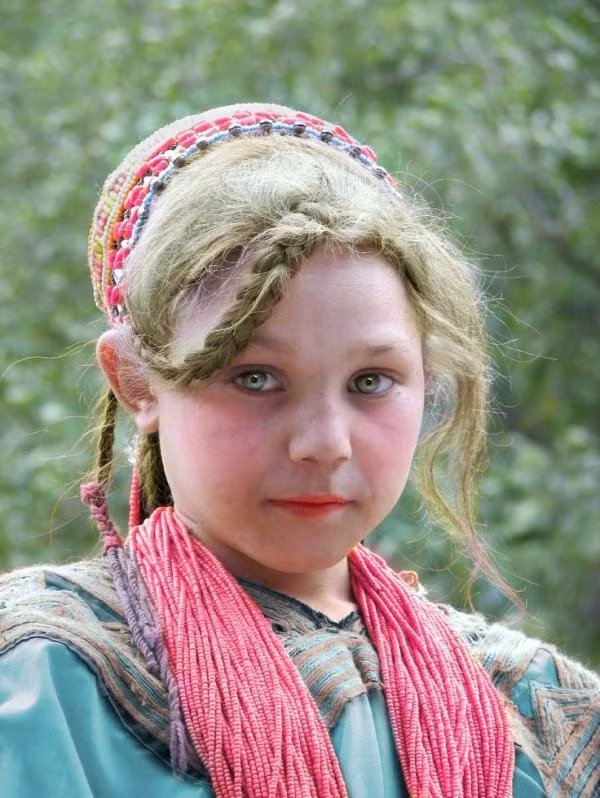 Cộng đồng người Kalasha có khoảng trên dưới 3.000 người, họ rất hòa bình, yêu đời và luôn vui vẻ, lạc quan. (Ảnh: Pakpassion)