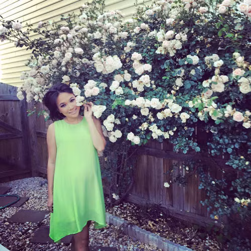 Mặc dù công việc khá bận rộn, cộng với việc phải chăm con nhỏ và đang bầu bí nhưng mỗi sáng chị Quỳnh đều cố gắng dậy sớm để chăm vườn, tưới cây và ngắm hoa, cỏ. Cả chồng chị và con gái 15 tháng tuổi cũng có thú vui trồng vườn và phụ giúp việc chăm sóc vườn cho chị. “Làm vườn, trồng rau, trồng hoa không chỉ là cách thư giãn, xả stress cho cả gia đình, mà còn có rau trái sạch ăn, vừa tạo cho không khí gia đình thoải mái, hạnh phúc nữa.”, chị Quỳnh tự hào nói.