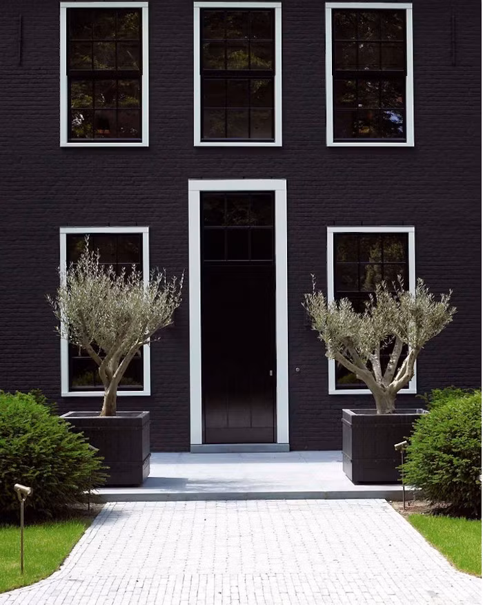 6. Tạo đối xứng. Người Bỉ rất thích cảm giác cân bằng. Họ hay thiết kế lối vào hai bên giống hệt nhau, trồng cây đối xứng hoặc thậm chí là cây bụi cắt tỉa cũng giống nhau i đúc.