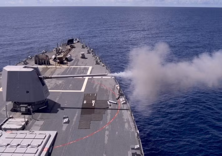 Khói bốc lên từ pháo hạm chính trên tàu USS Lassen trong đợt bắn thử pháo ngày 16/4/2007. Ảnh Hải quân Mỹ