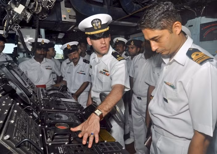 Sĩ quan Mỹ Doug Gates trên tàu USS Lassen hướng dẫn cho các sĩ quan Hải quân Ấn Độ thăm quan tàu khi tàu cập cảng Goa, Ấn Độ ngày 24/4/2010. Ảnh Hải quân Mỹ