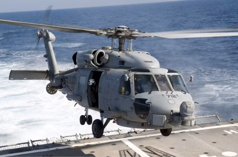 Trực thăng SH-60B Seahawk chuẩn bị hạ cánh xuống tàu USS Lassen trên biển Thái Bình Dương ngày 31/10/2009. Ảnh Hải quân Mỹ