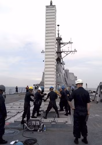 Các thủy thủ trên tàu USS Lassen đặt tên lửa hành trình Tomahawk lên bệ phóng tại căn cứ Hải quân Mỹ tại Yokosuka, Nhật Bản ngày 19/9/2007. Ảnh Hải quân Mỹ