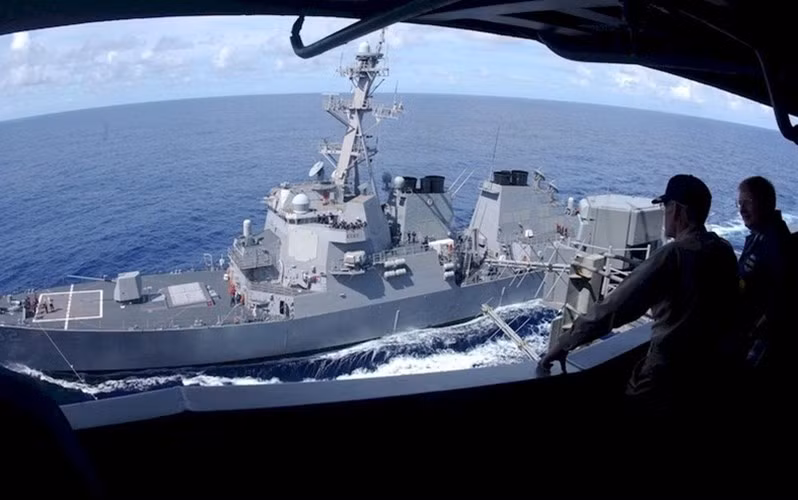 Tàu USS Lassen nhìn từ tàu USS Carl Vinson. Ảnh Hải quân Mỹ