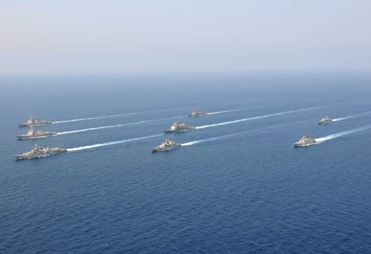 Các tàu khu trục USS Lassen và USS Chafee cùng các tàu tuần dương USS Shiloh và khinh hạm mang tên lửa dẫn đường USS Curts lớp Oliver Hazard Perry di chuyển theo đội hình cùng các tàu Hải quân Ấn Độ sau khi hoàn tất cuộc tập trận Malabar 2010 ở Ấn Độ Dương. Ảnh Hải quân Mỹ