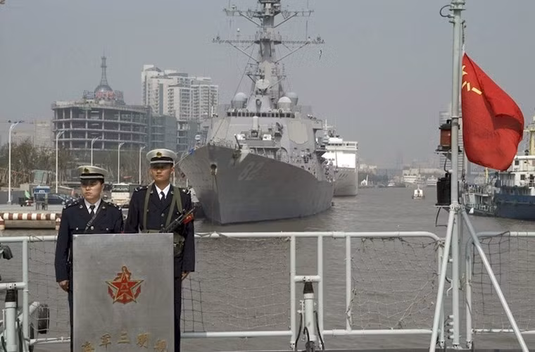 Hai thủy thủ Trung Quốc đứng trên khinh hạm Sanming phía trước tàu khu trục USS Lassen đến thăm nước này ngày 4/10/2008. Ảnh Hải quân Mỹ