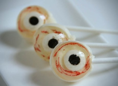 Bánh hình con mắt vằn máu khiến bạn khóc thét trong dịp Halloween.