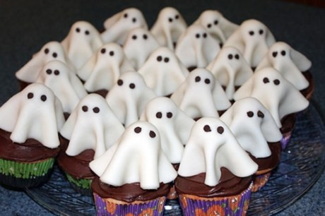 Những chiếc bánh cupcake Halloween hình bóng ma.